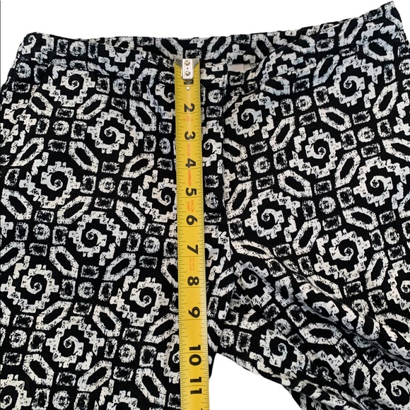 Ruby Rd. Black & White Capri Pants Size 4P - Picture 8 of 13